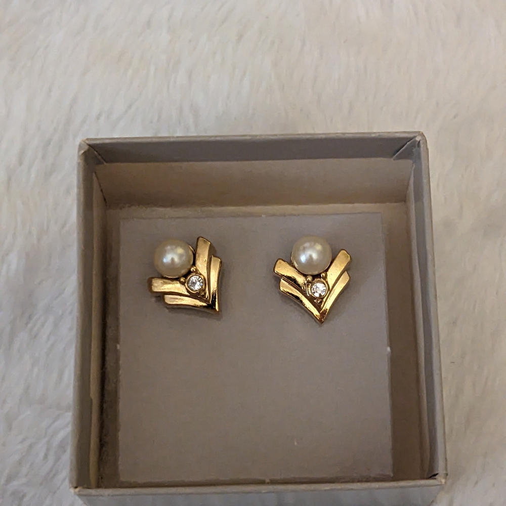 Vintage Avon Gold and Pearl Earrings with Sparkle
